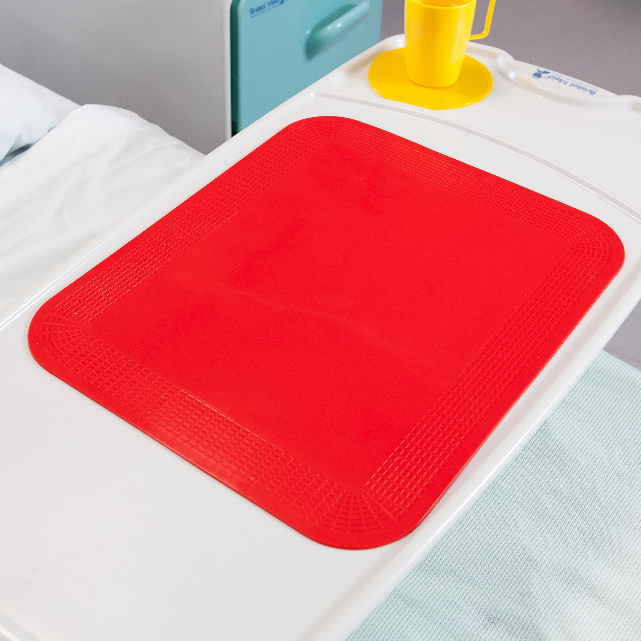 Dycem medium oblong non-slip mat, red - Image 3