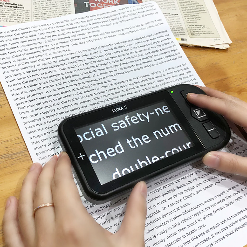 Luna S portable video magnifier - Image 5