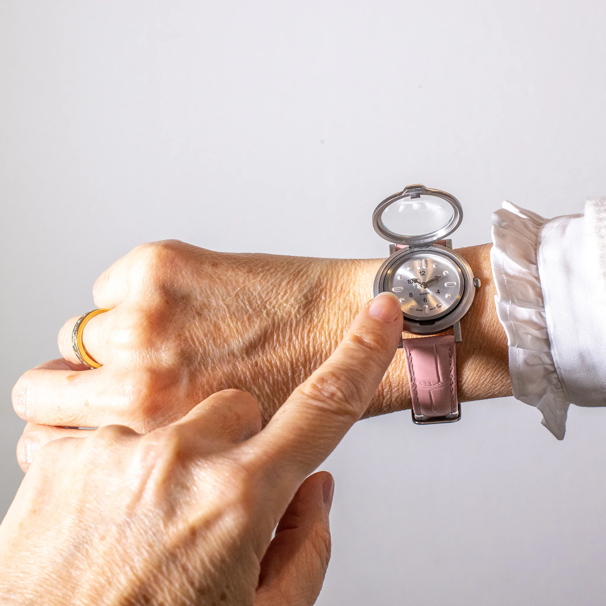 RNIB small tactile watch with pink leather strap - Image 3